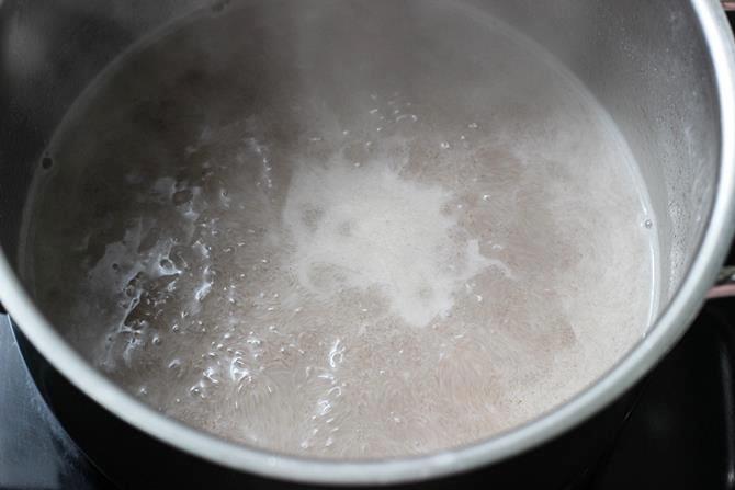 boiling mixture in pot to make ragi mudde